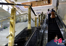 2013年10月21日，湖北省武漢市，魯巷廣場購物中心升級摩爾城重開張。攝影 成果/CFP