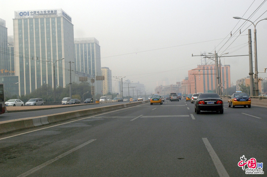  挥别几日好天气，10月22日，北京气温下降天气转阴，部分地区有阵雨，南转北风2、3转4级左右，最高气温15℃，今天夜间阴转晴，偏北风2、3间4级，最低气温5℃。小伙伴们你们穿秋裤了吗？外出注意防风防雨。图为今日北京雾霾袭城。中国网记者 寇莱昂 摄
