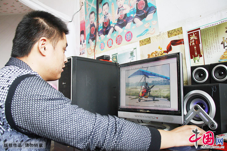张海勇在网上查阅动力三角翼飞机构造信息。网络是他实现“飞行梦”的重要工具。中国网图片库 闻舞/摄
