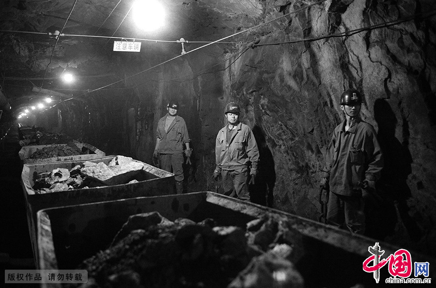 礦工們在-360米礦井等待把礦石運送到地面。運送礦石的是小型電機車，每列最多加挂16個礦車。中國網圖片庫 李建輝/攝