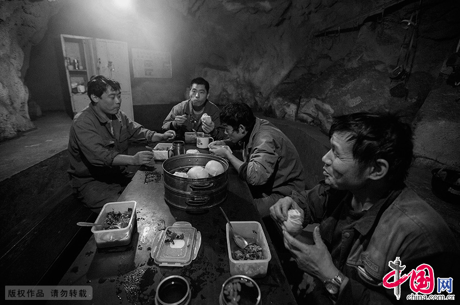 中午11:30分，礦工們回到礦房吃飯休息，礦上免費為礦工們統一配送了午餐。中國網圖片庫 李建輝/攝