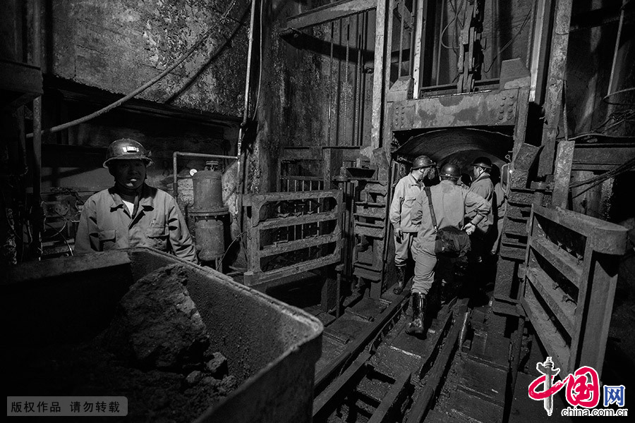 下午3:30分，礦工們交班後乘坐2.25米絞車回到地面。中國網圖片庫 李建輝/攝