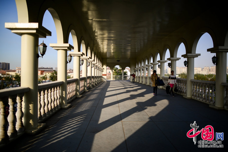 2013年10月19日，天津武清，出站走过独具意大利风格式样的天桥，便可到达佛罗伦萨小镇购物休闲。 