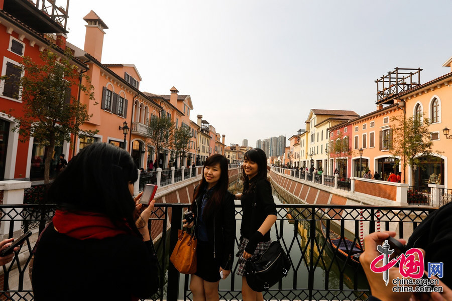 2013年10月19日，天津武清，佛罗伦萨小镇，前来游览购物的人们拍照留念。 