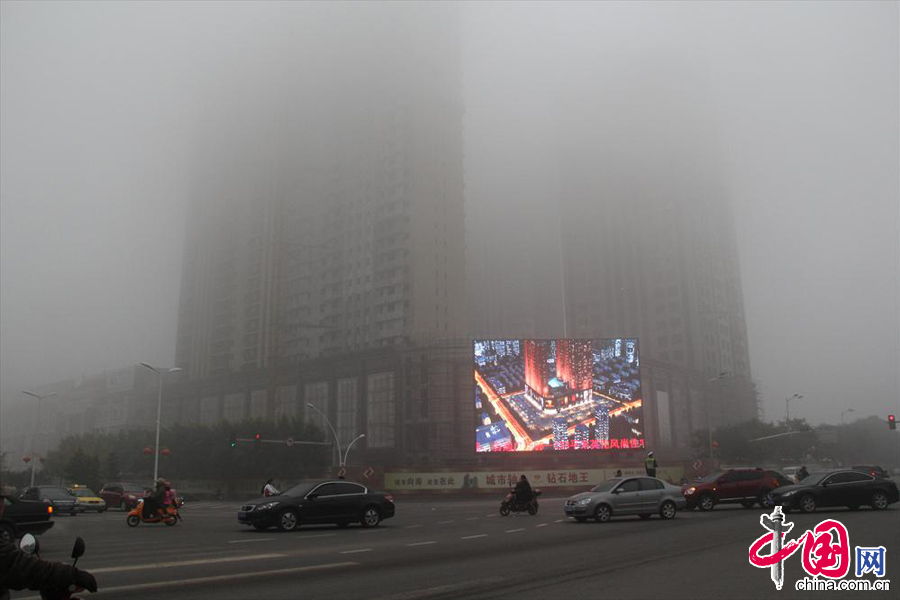 10月22日,锦州市出现重度雾霾人们戴上口罩弃车出行车辆也打开了雾灯。 中国网图片库 李铁成摄影