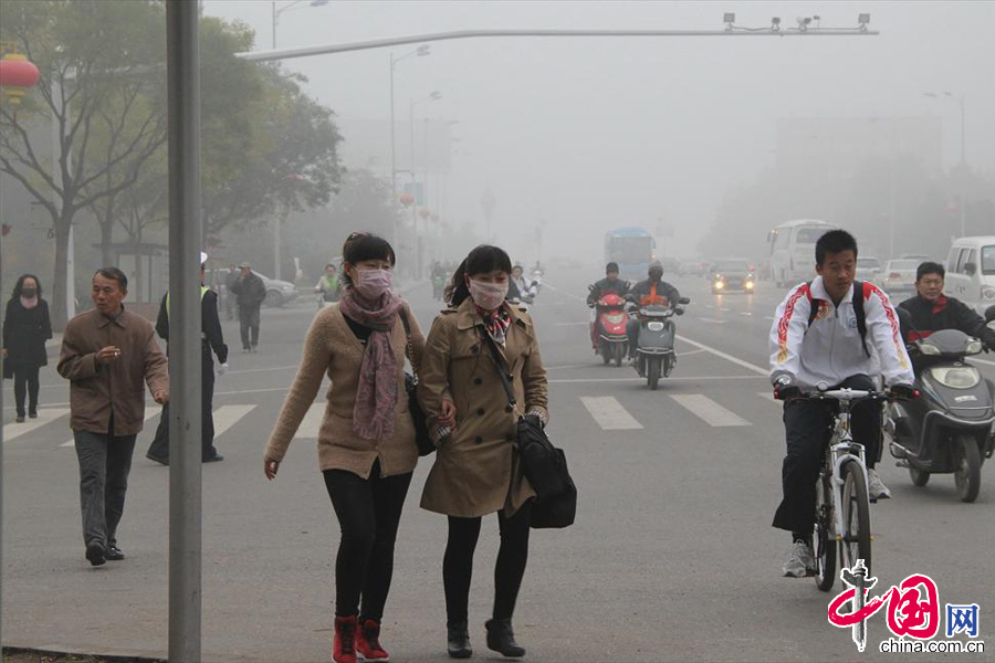 10月22日,锦州市出现重度雾霾人们戴上口罩弃车出行车辆也打开了雾灯。 中国网图片库 李铁成摄影