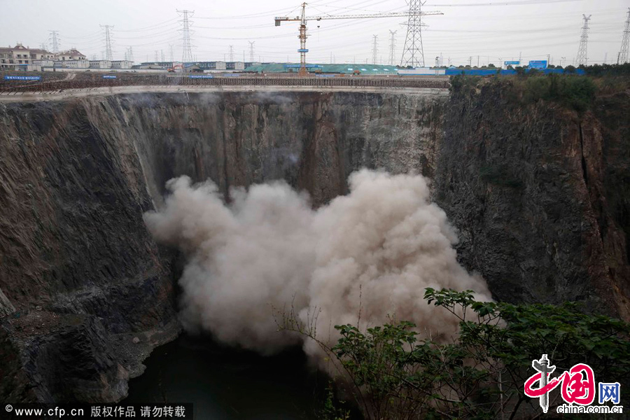 2013年10月21日，上海，上海松江深坑酒店主体区域开建，进行首次岩壁爆破。 图片来源：CFP