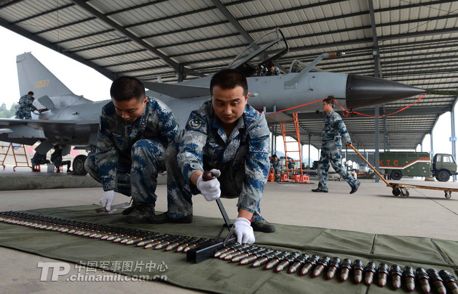 原来这样装填弹：官曝歼10挂载武器特写照[组图]