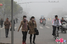 10月22日,锦州市出现重度雾霾人们戴上口罩弃车出行车辆也打开了雾灯。 中国网图片库李铁成/摄