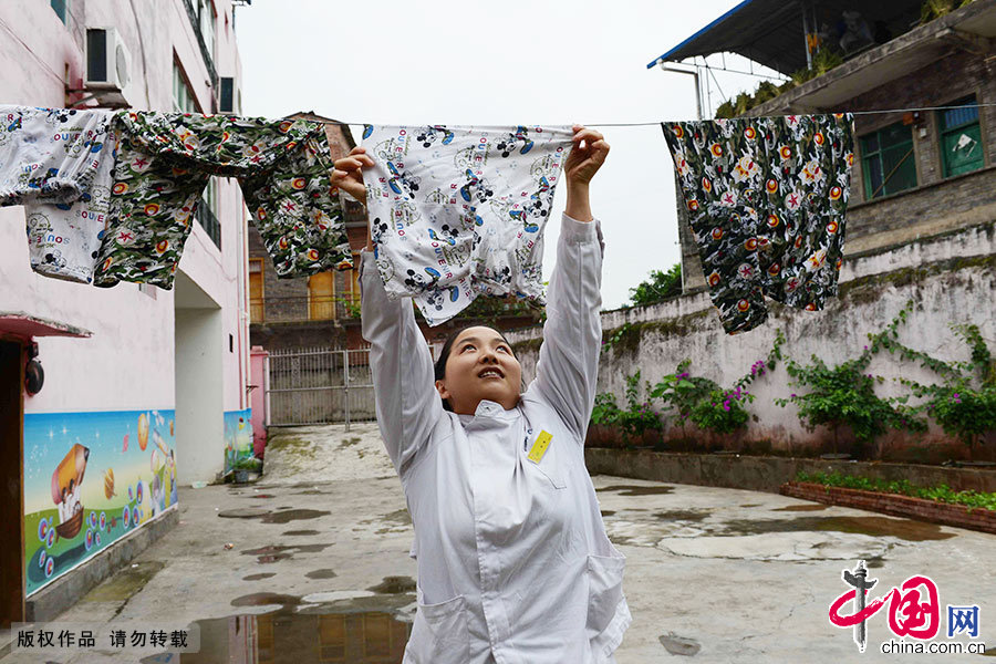 李艳在为脑瘫儿童洗衣服。 中国网图片库 周会/摄