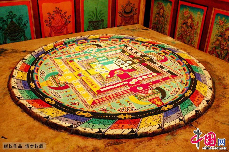 在藏傳佛教中有一種最獨特也最精緻的宗教藝術：壇城沙畫。每逢大型法事活動，寺院中的喇嘛們便會用數百萬計的沙粒描繪出奇異的佛國世界，這個過程可能持續數日乃至數月。