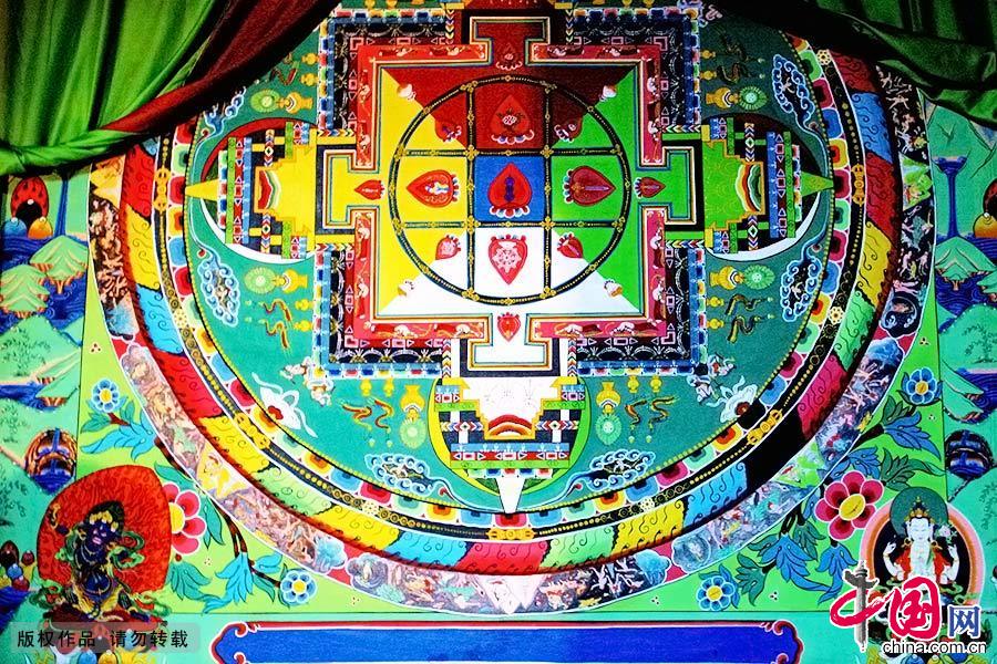  在藏传佛教中有一种最独特也最精致的宗教艺术：坛城沙画。每逢大型法事活动，寺院中的喇嘛们便会用数百万计的沙粒描绘出奇异的佛国世界，这个过程可能持续数日乃至数月。 中国网图片库 丁卫/摄