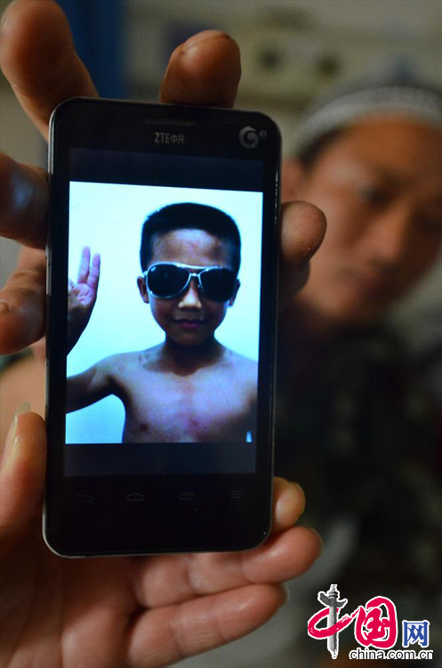 10月23日，雷湘紅展示手機裏大兒子雷儼力生前的照片。 中國網圖片庫 賀茂峰攝影