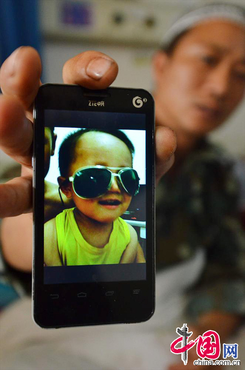 10月23日，雷湘紅展示手機裏二兒子雷景瑜生前的照片。 中國網圖片庫 賀茂峰攝影