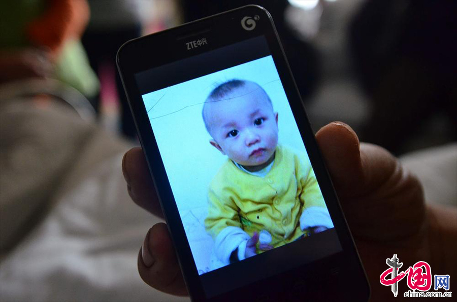 10月23日，雷湘紅展示手機裏三兒子雷璨瑜生前的照片。 中國網圖片庫 賀茂峰攝影