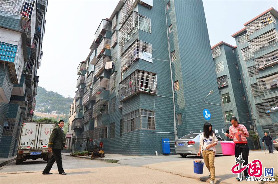 10月23日，小區居民從案發現場的居民樓前經過。 中國網圖片庫 賀茂峰攝影
