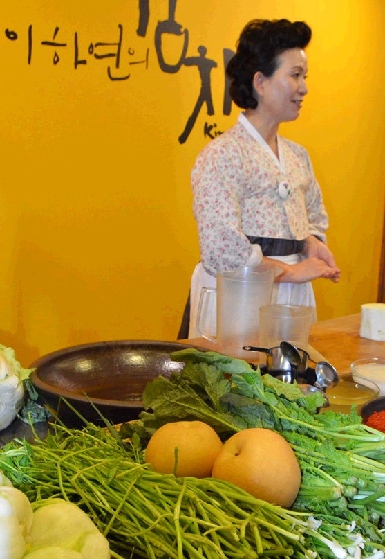 南韓婦女講解泡菜製作過程（南韓網站截圖）