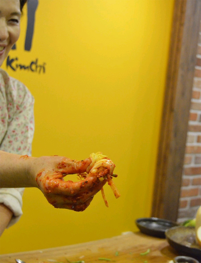 南韓婦女講解泡菜製作過程（南韓網站截圖）