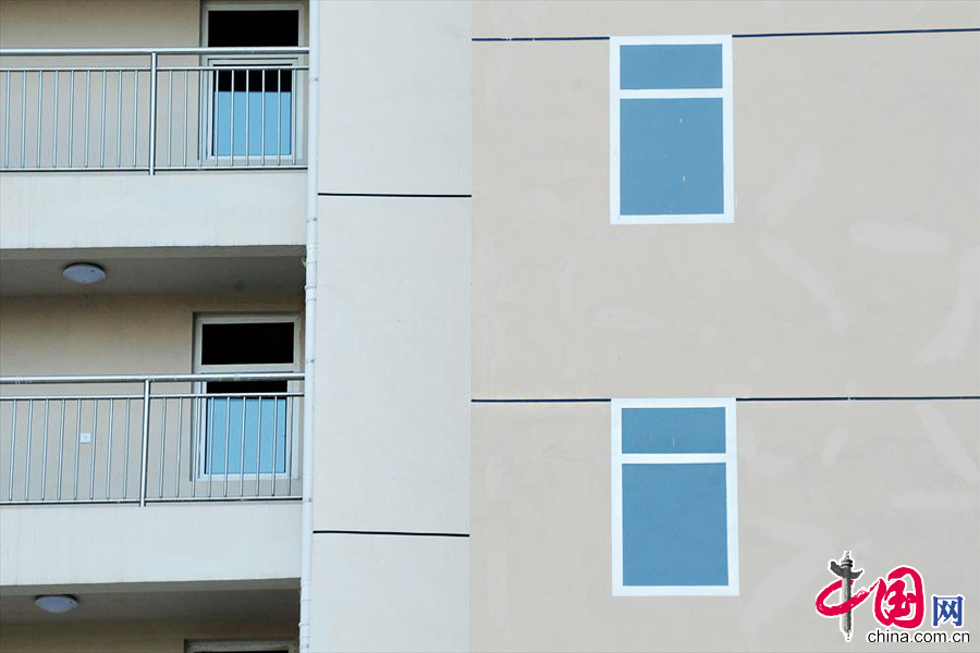 2013年10月24日，青島“宜昌美景”經濟適用房被“畫”上的窗子局部。 中國網圖片庫 王海濱攝影