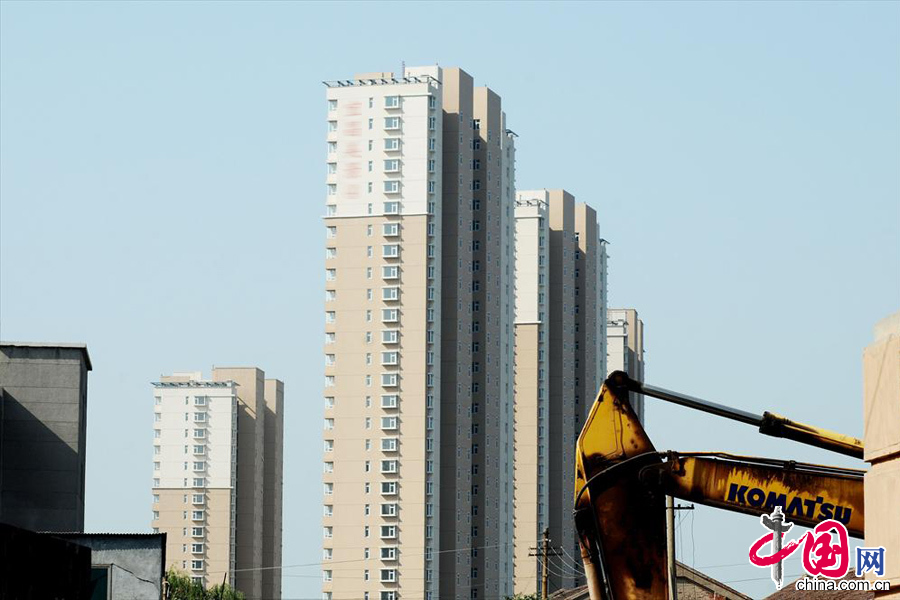 2013年10月24日，青島“宜昌美景”經濟適用房被“畫”上的窗子。 中國網圖片庫 王海濱攝影