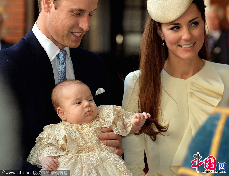 當地時間2013年10月23日，英國倫敦，威廉王子與夫人凱特，兒子喬治王子參加洗禮儀式。  圖片來源：JOHN STILLWELL/CFP
