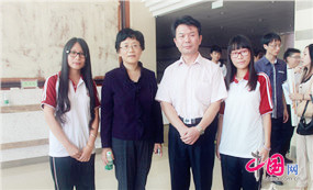 委员牵手老师和学生结对帮扶