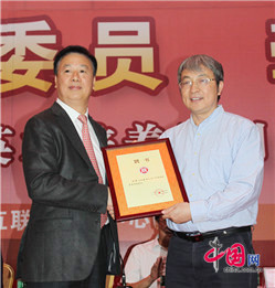 廖榕就董事长向讲座嘉宾颁发顾问证书