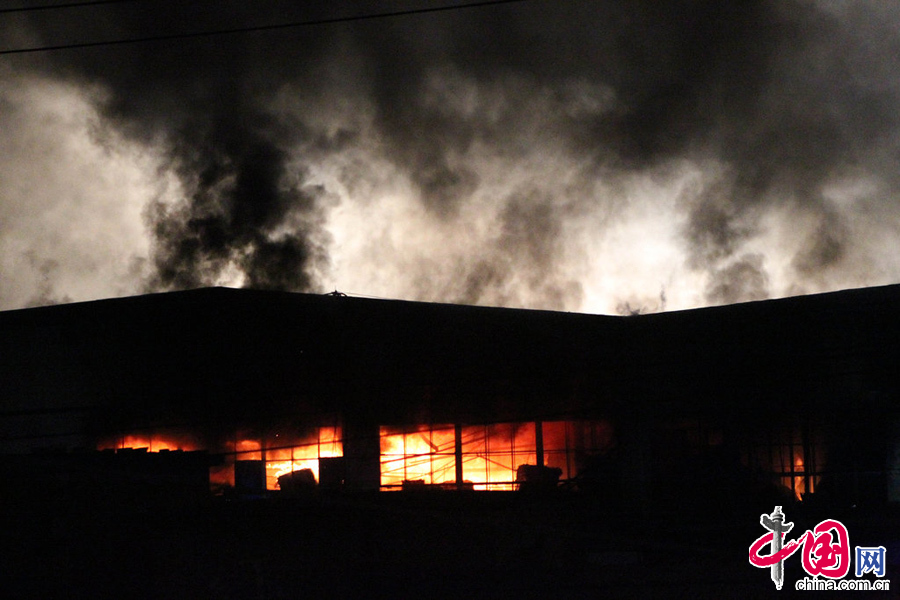 10月24日，大火复燃，火场浓烟滚滚。图片来源：CFP
