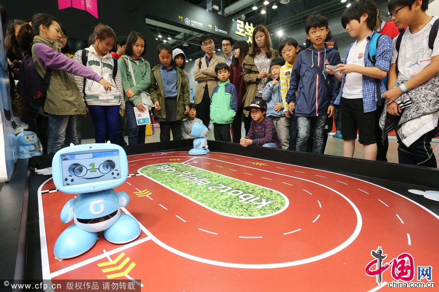 当地时间2013年10月24日上午，韩国京畿道，“2013机器人世界”（Robot World 2013）在京畿道KINTEX展览中心举行。图片来源：CFP 