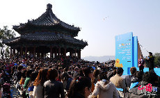 古老的颐和园变成了充满温情爱意的露天派对场所，现场来了众多观众。 中国网记者 齐锐/摄