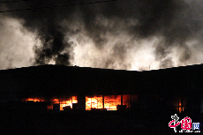 10月24日，大火復燃，火場濃煙滾滾。圖片來源：CFP