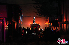 2013年10月24日晚，北京市豐台區大紅門鑫海鞋城某二層倉庫發生火災，現場濃煙不斷，消防員在火場施救。 圖片來源：CFP