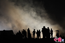 2013年10月24日晚，北京市豐台區大紅門鑫海鞋城某二層倉庫發生火災，周圍居民圍觀大火。 圖片來源：CFP