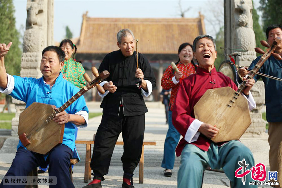 華陰老腔的團員正在表演。中國網圖片庫馬勇/攝