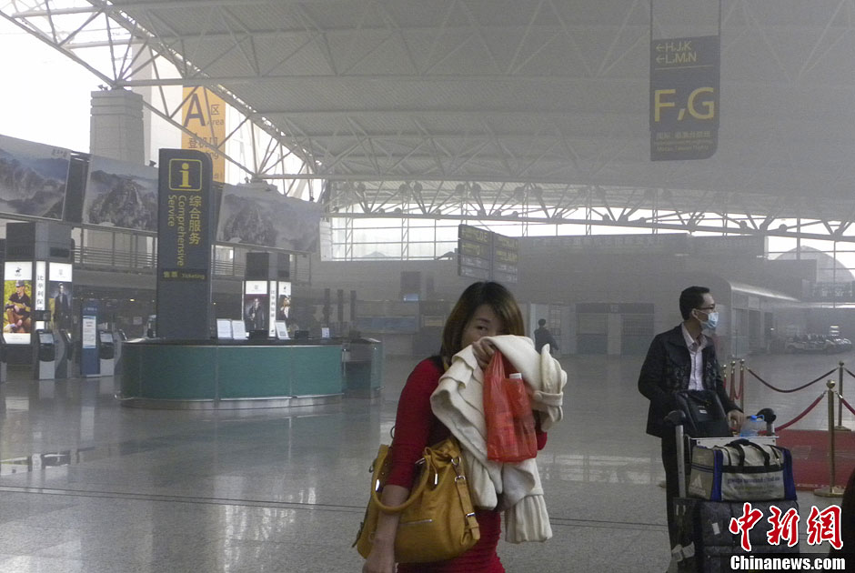 广州白云机场发生火灾浓烟弥漫 乘客掩面而出