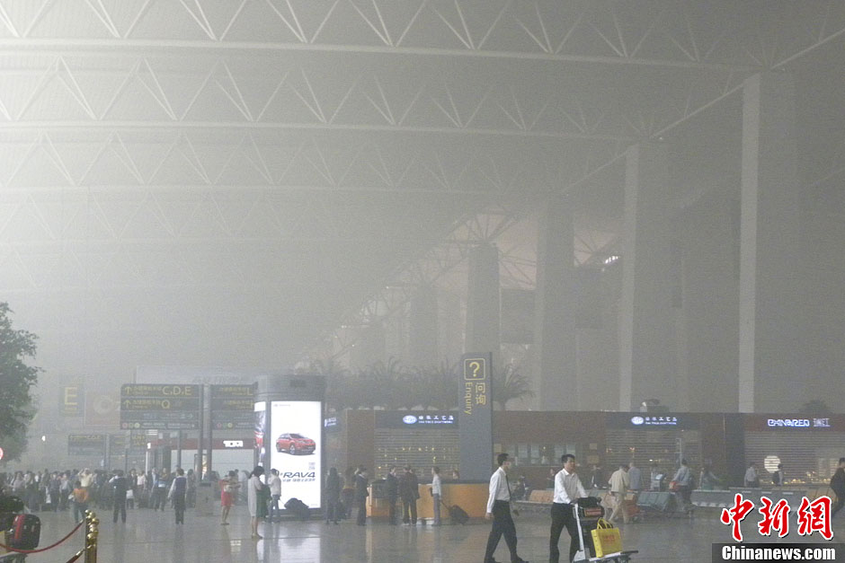 廣州白雲機場發生火災濃煙瀰漫 乘客掩面而出