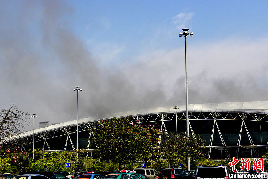 廣州白雲機場發生火災濃煙瀰漫 乘客掩面而出