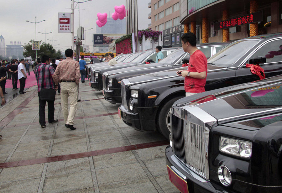 千奇百怪的中國婚車 土豪車隊pk“屌絲”車隊