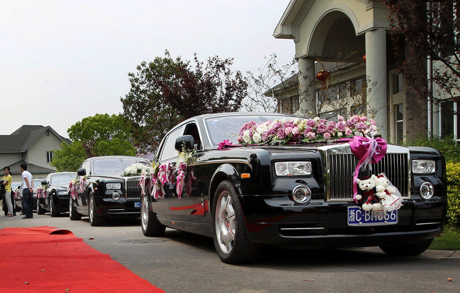 千奇百怪的中国婚车 土豪车队pk“屌丝”车队