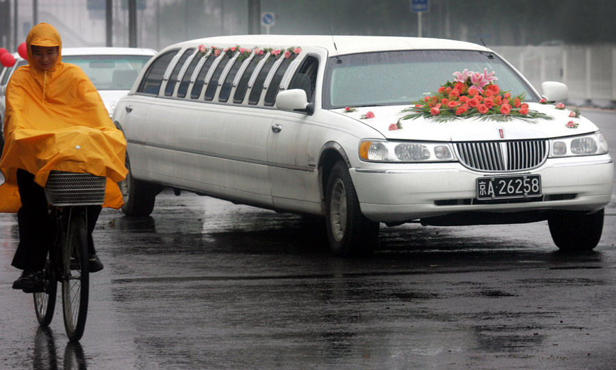 千奇百怪的中國婚車 土豪車隊pk“屌絲”車隊