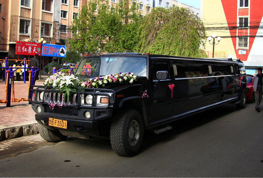 千奇百怪的中國婚車 土豪車隊pk“屌絲”車隊