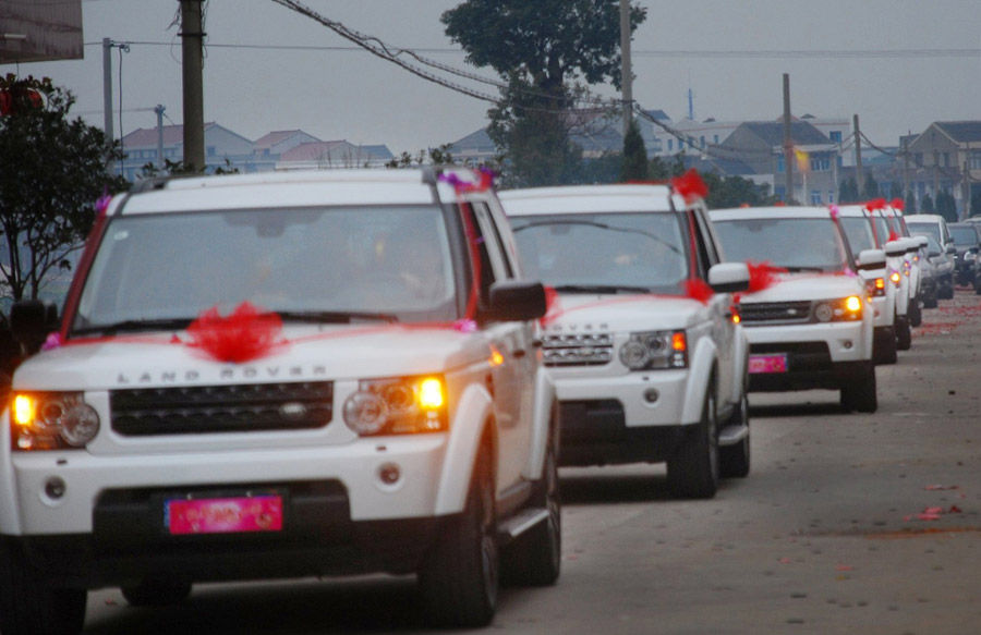 千奇百怪的中國婚車 土豪車隊pk“屌絲”車隊