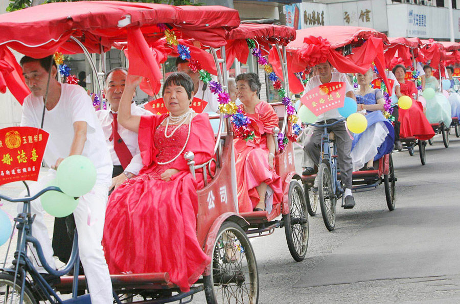 千奇百怪的中國婚車 土豪車隊pk“屌絲”車隊