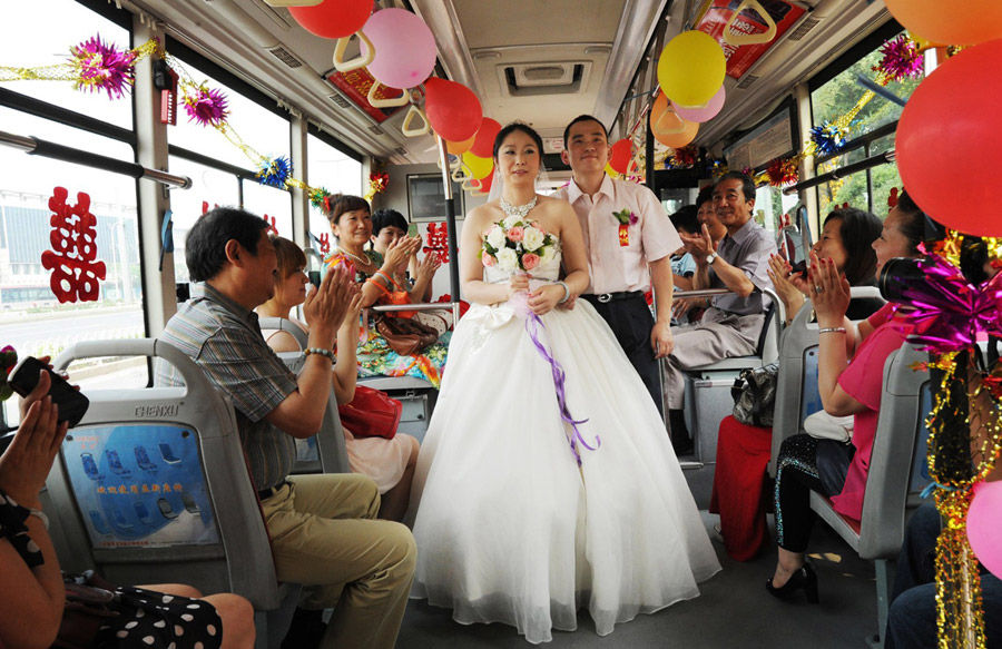 千奇百怪的中國婚車 土豪車隊pk“屌絲”車隊