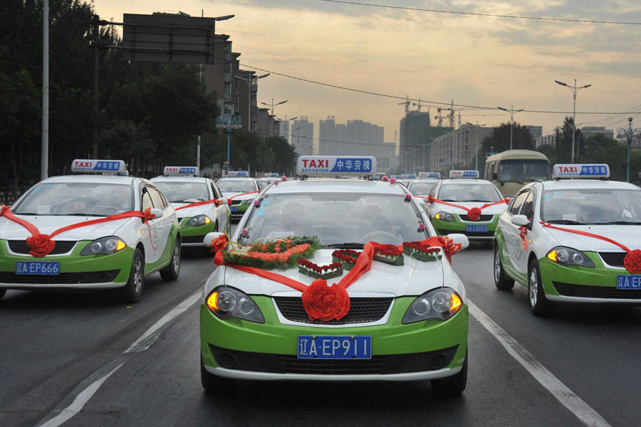 千奇百怪的中國婚車 土豪車隊pk“屌絲”車隊