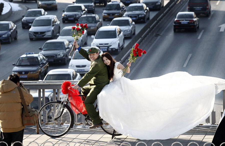 千奇百怪的中國婚車 土豪車隊pk“屌絲”車隊