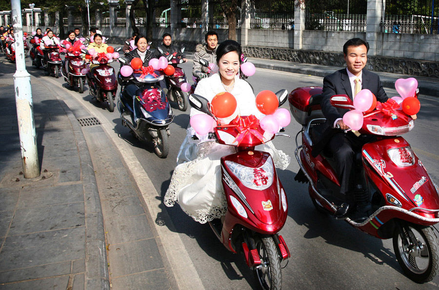 千奇百怪的中国婚车 土豪车队pk“屌丝”车队