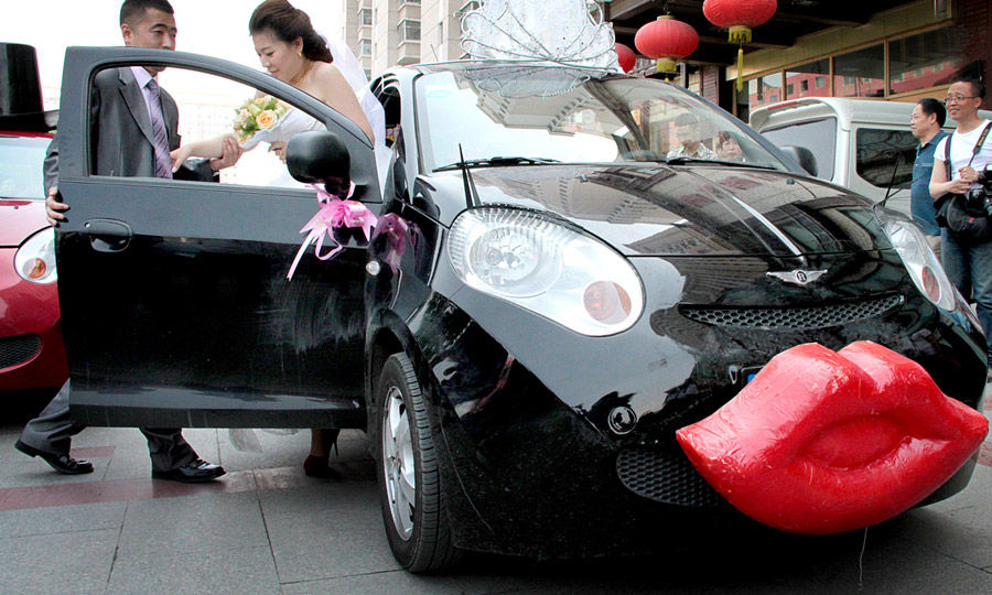 千奇百怪的中國婚車 土豪車隊pk“屌絲”車隊