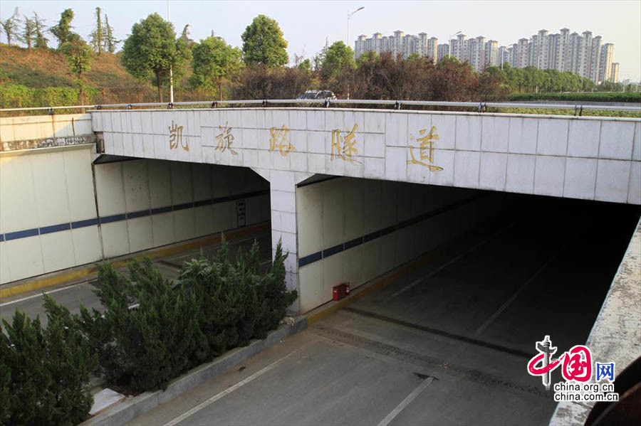 南京凯旋路隧道建成八年沦为“睡道”