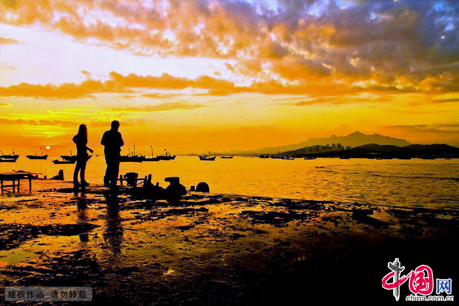 青岛鱼鸣嘴黄昏美景。中国网图片库 王海滨/摄